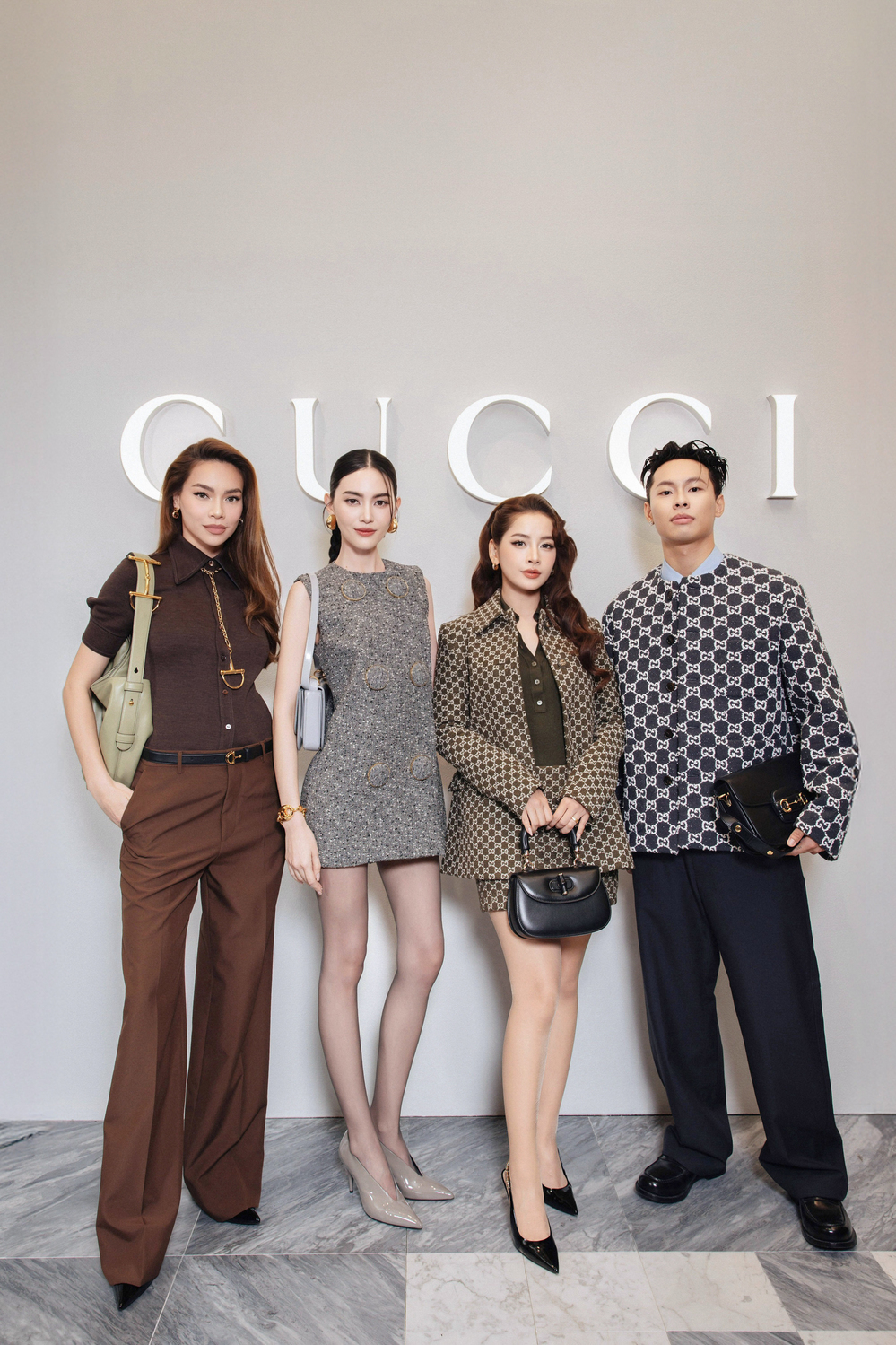  
Mỹ nhân Thái chụp ảnh kỷ niệm cùng các nghệ sĩ Việt.