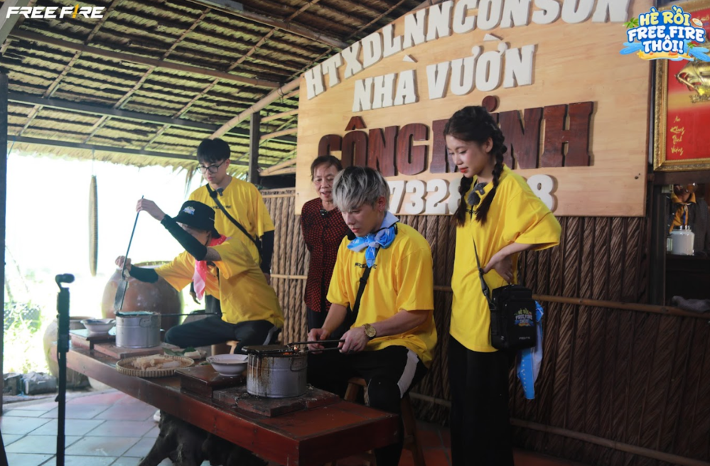  
Các KOLs Free Fire được trải nghiệm và học hỏi quy trình làm bánh kẹp cuốn tại Cần Thơ