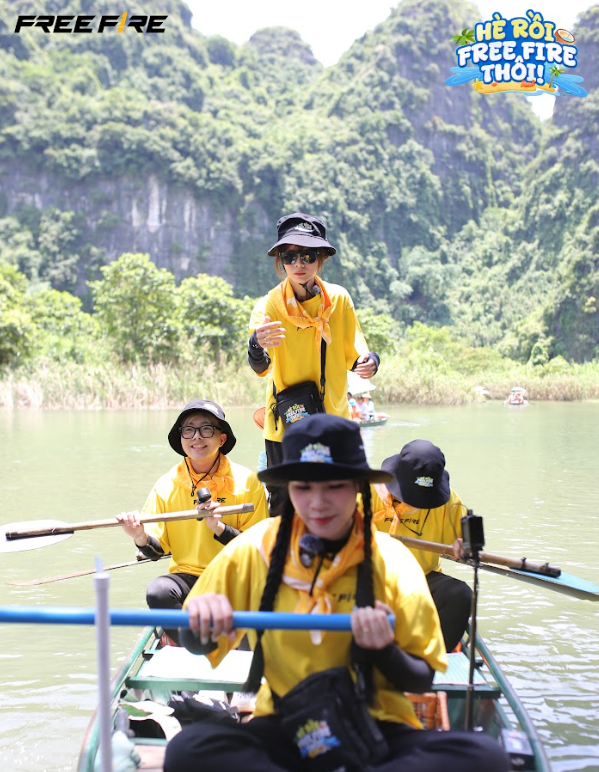  
KOLs tái hiện hành động chèo thuyền mới ra mắt trong game Free Fire ngay trên chuyến đò văn hóa tại Tràng An, Ninh Bình
