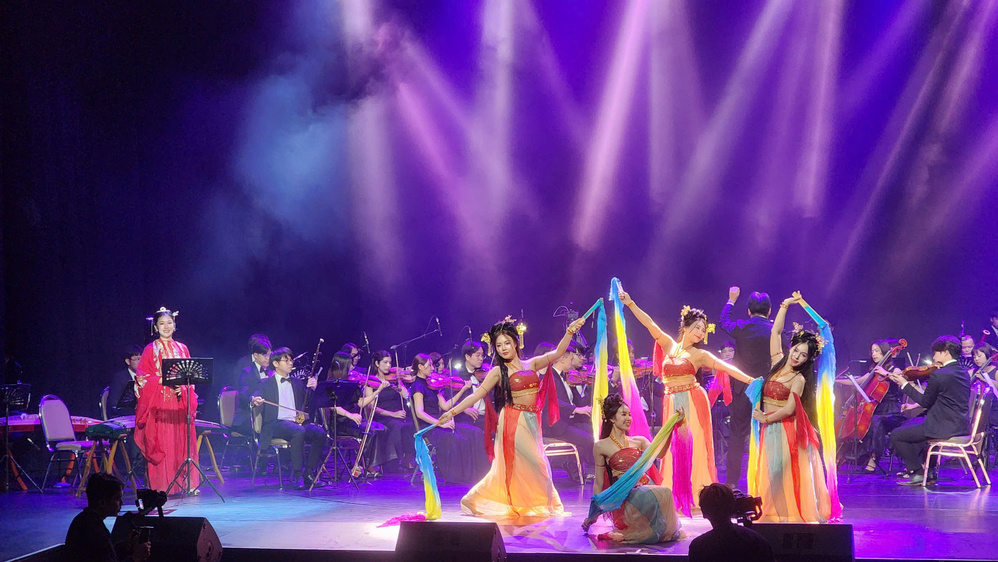  
Các OST trong game được dàn nhạc giao hưởng và các nghệ sĩ thể hiện trên sân khấu.