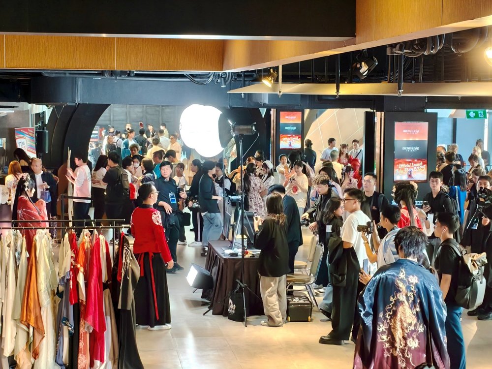  
Không gian sự kiện chật kín game thủ đến tham gia.