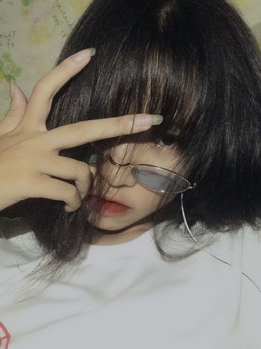 Ảnh gái xinh đeo kính cực ngầu đầy khí chất