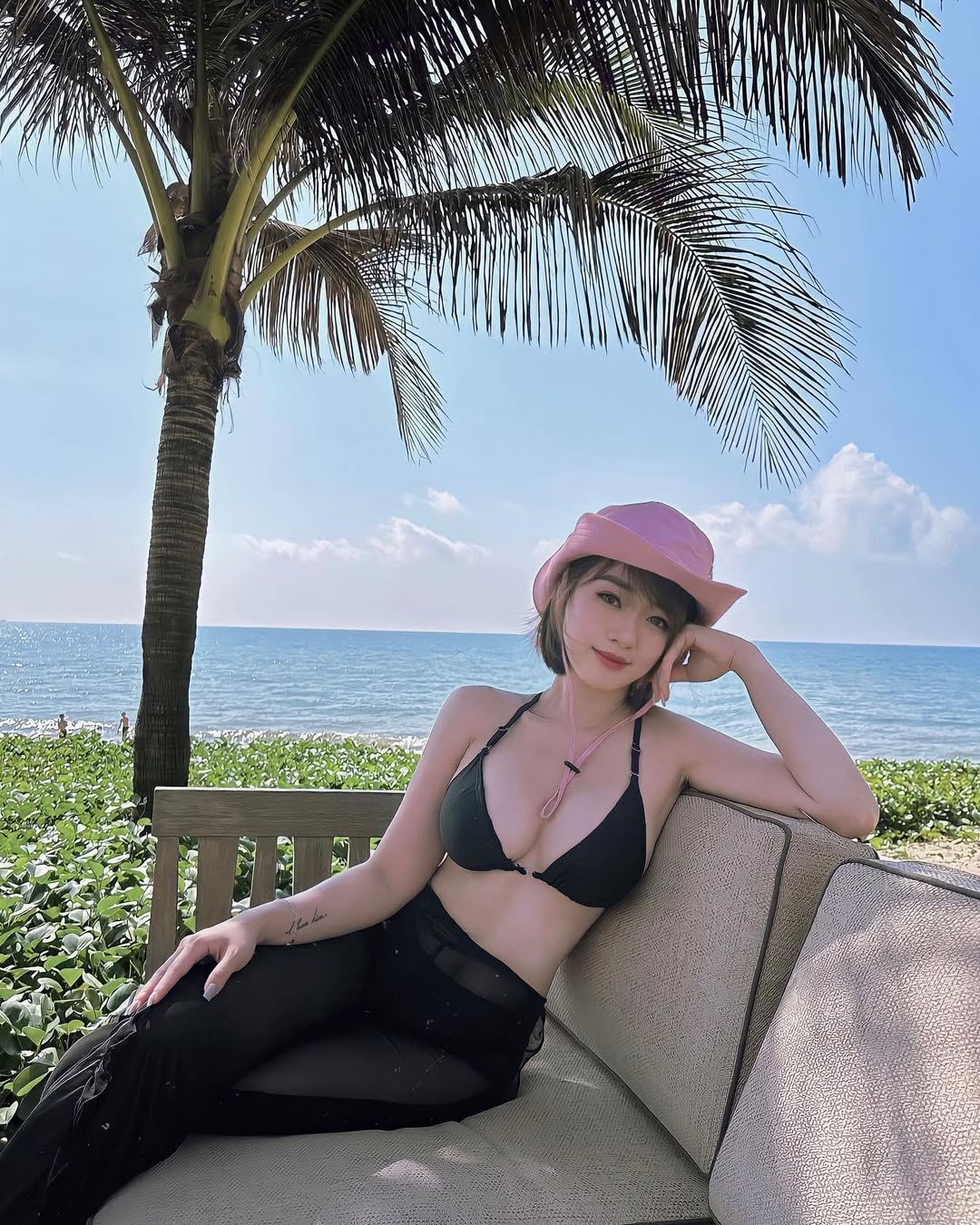 anh ha kim mac bikini khoe vu to cang tron