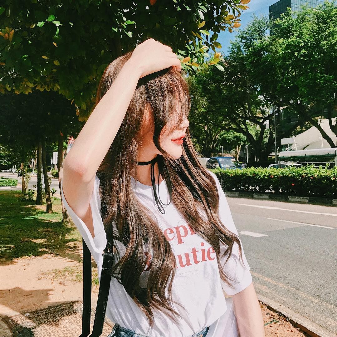 anh gai xinh che mat duoi nang cuc ky de thuong