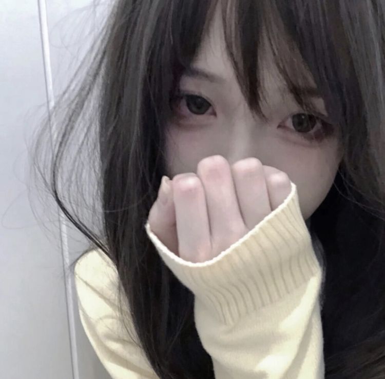 anh gai xinh che mat bang tay cuc cute