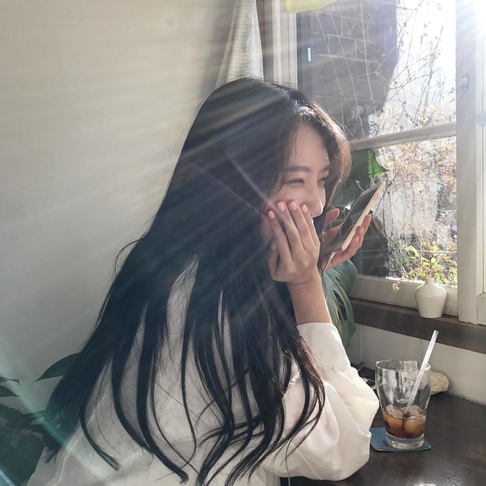 anh gai xinh che mat sieu cute o quan cafe