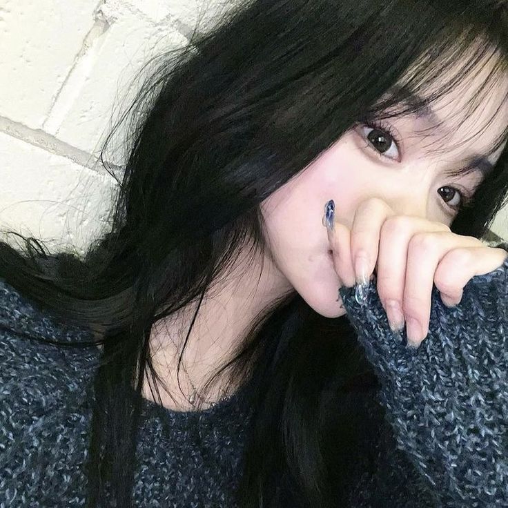 anh gai xinh che mat bang tay vua ngau vua de thuong