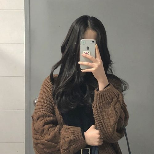 anh gai xinh che mat bang dien thoai iphone