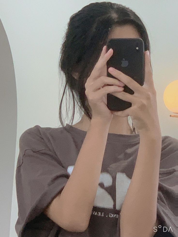 anh gai xinh chup anh truoc guong che mat