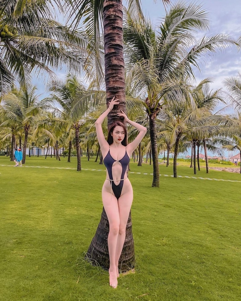 Đường cong chữ S thực thụ trên hình thể của mỹ nhân QQLive với làn da trắng ngần