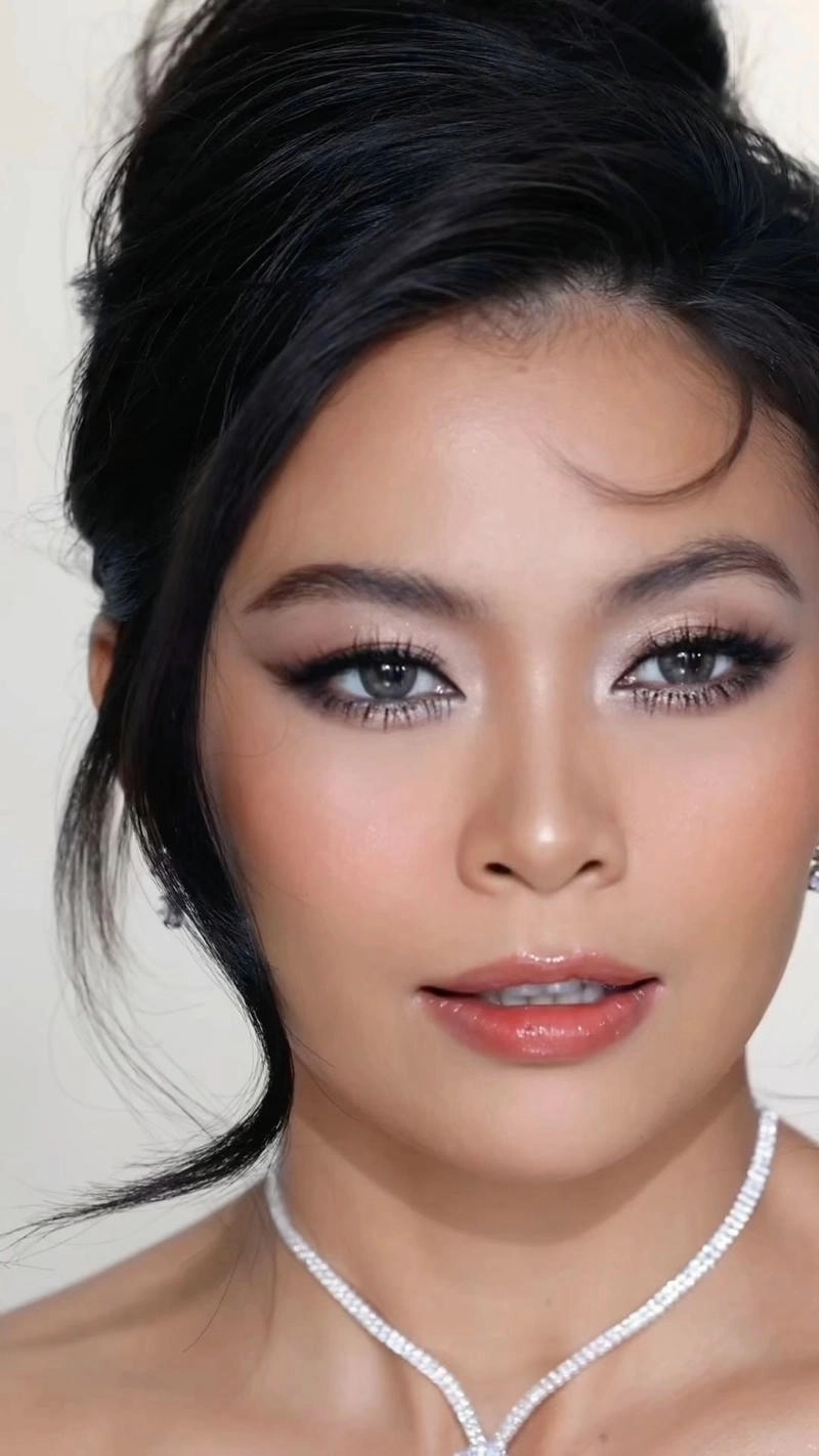 Người mẫu Mâu Thủy tạo dáng cực cuốn hút